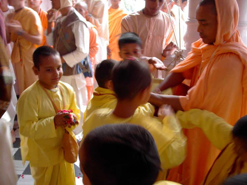 gal/Vrindavan_Dhama/DevotiniKirtan.jpg