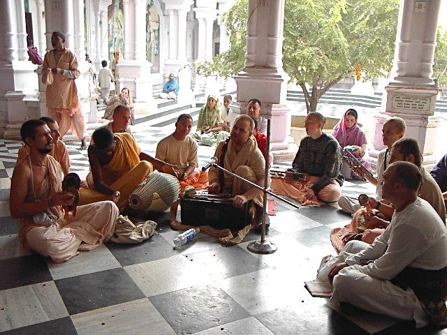 gal/Vrindavan_Dhama/KBMaindraplaying2.jpg